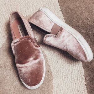 6.5 Steve Madden Pink Velvet Slip-Ons